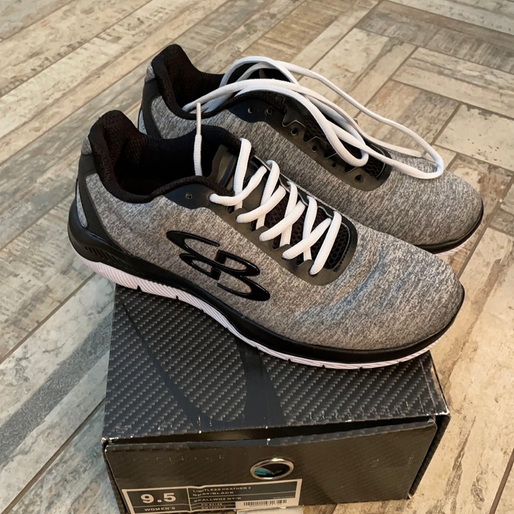 NWT women’s boombah shoes size 9 1/2